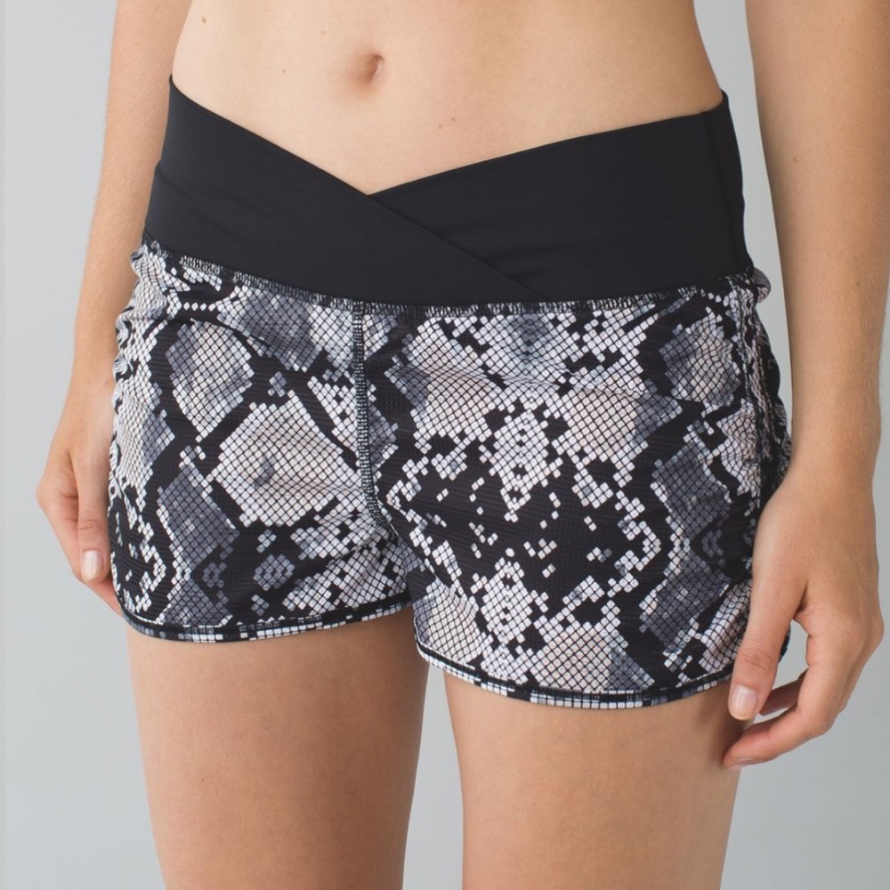 Lululemon Sunset Salutation Short
Ziggy Snake Butter Pink Black / Black - Picture 2 of 5